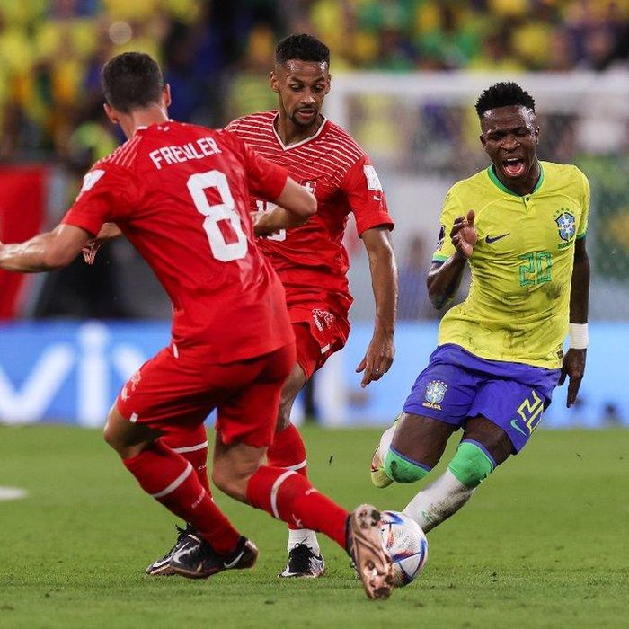 Vinicius (bìa phải) đã khuấy đảo hàng thủ của Thụy Sĩ. Ảnh: FIFA