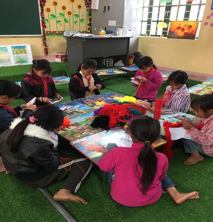 Các thành viên Câu lạc bộ khâu thêu thổ cẩm, Trường Phổ thông Dân tộc bán trú Tiểu học xã Thào Chư Phìn, huyện Si Ma Cai thêu sau giờ học.