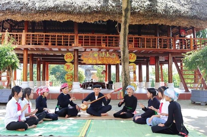 Học sinh Câu lạc bộ hát then Trường THCS số 1 xã Phú Nhuận, huyện Bảo Thắng luyện tập cùng các nghệ nhân.