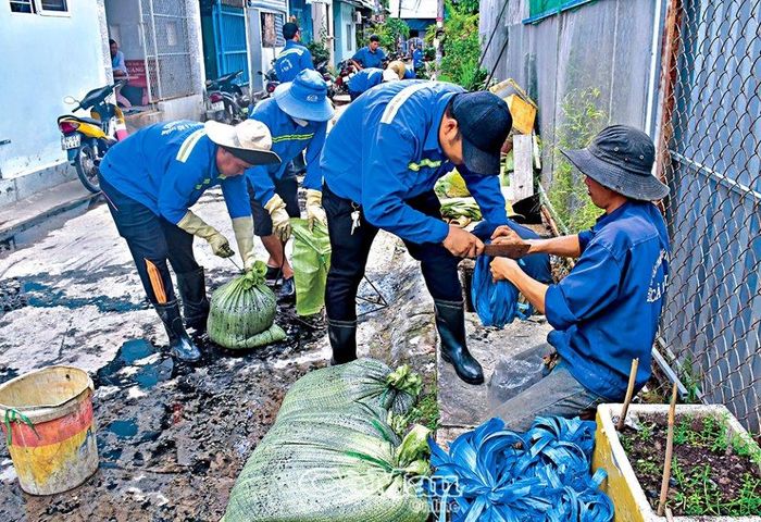 Một tổ có hơn 10 người thực hiện các công đoạn: móc rác, cột bao, dỡ, lấp nắp cống, vận chuyển rác thải…