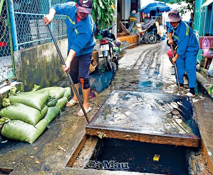 Những thanh niên khỏe mạnh nhận nhiệm vụ dỡ nắp cống và lấp lại khi vệ sinh xong.