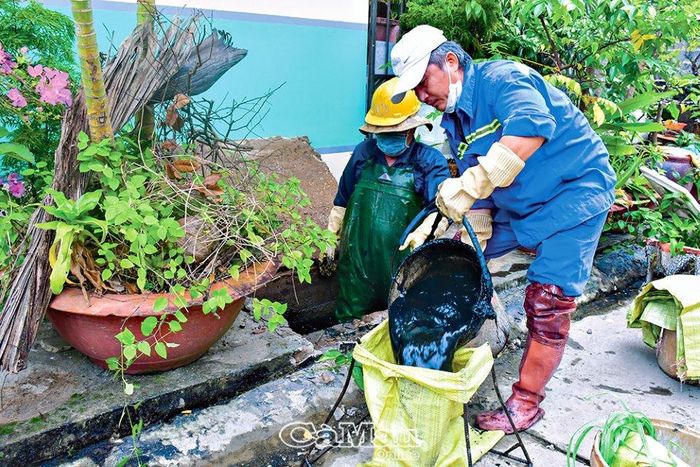 Rác thải được cẩn thận bỏ vào bao nhỏ, cột chặt, hạn chế văng ra đường.