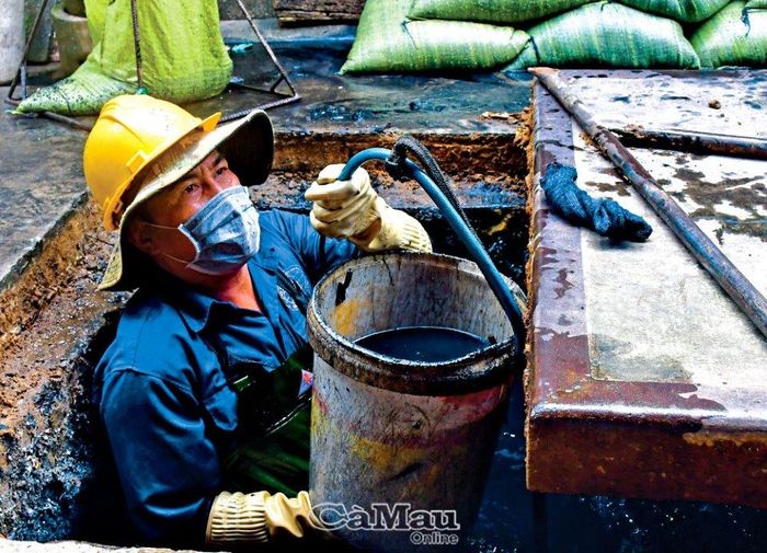 Từ lòng cống đen ngòm sâu ngang người, công nhân chuyền từng xô rác thải lên cho người phía trên xử lý bước tiếp theo.
