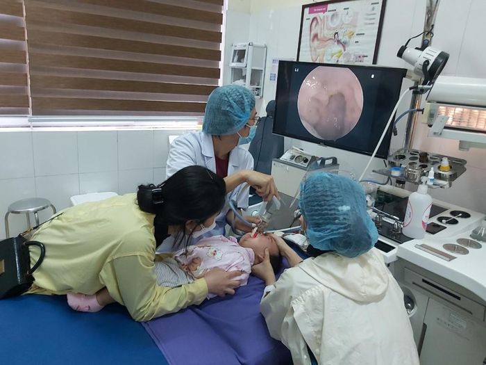 Nội soi tai, mũi, họng cho bệnh nhi tại Bệnh viện Sản Nhi tỉnh.