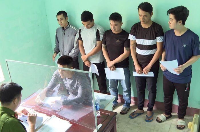  Nhóm 6 người tổ chức đánh bạc bị bắt giữ. Ảnh: H.N. 