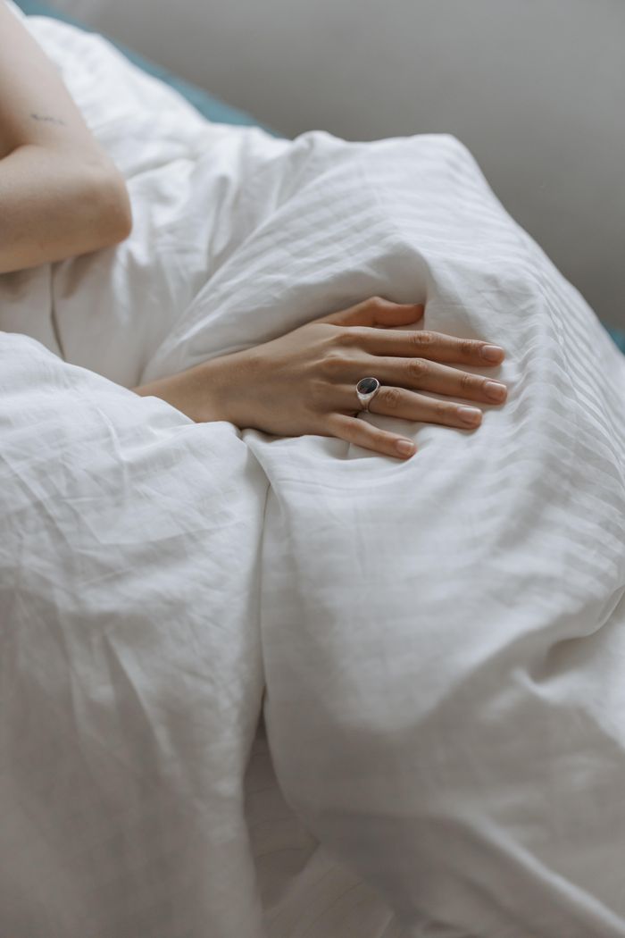 Bạn hãy chú ý thái độ và địa điểm khi trò chuyện về việc thân mật với đối phương. Ảnh: Cottonbro Studio/Pexels.