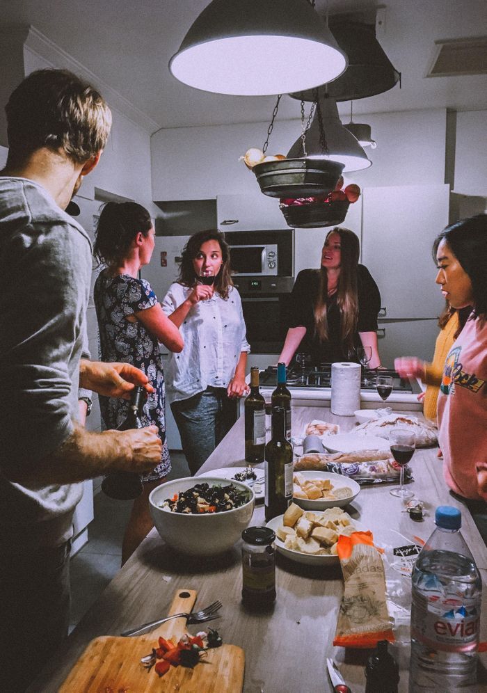 Bạn cần tinh tế khi nói về gia đình của đối phương. Ảnh: Lisa Fotios/Pexels.