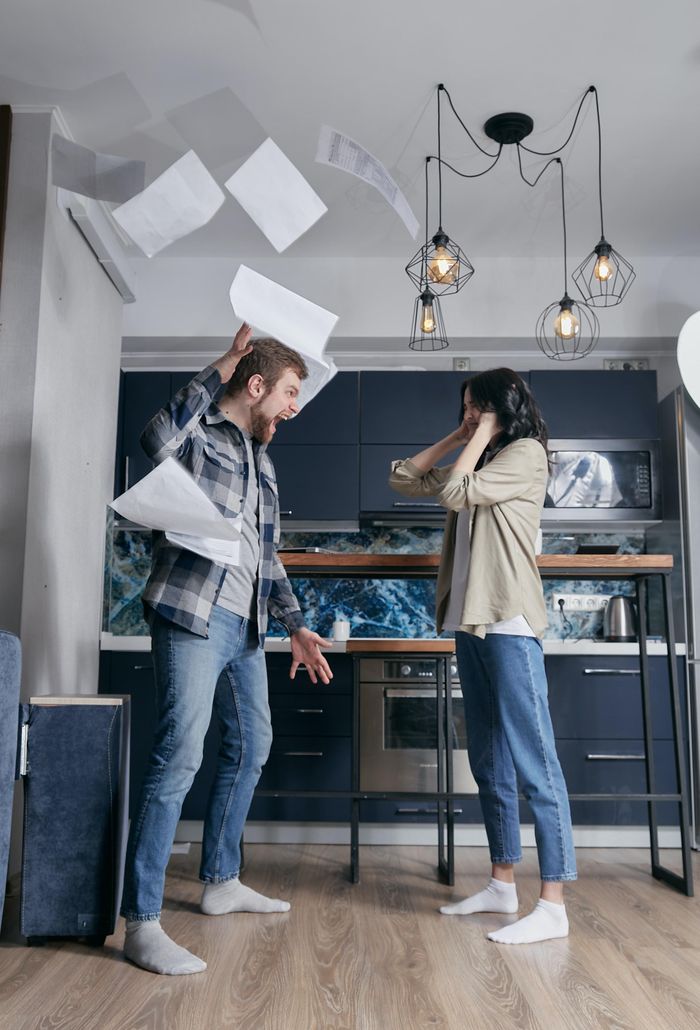 Điểm mặt và phê bình con người của nửa kia thường là biểu hiện của sự thiếu tôn trọng và giao tiếp kém. Ảnh: Mikhail Nilov/Pexels. 