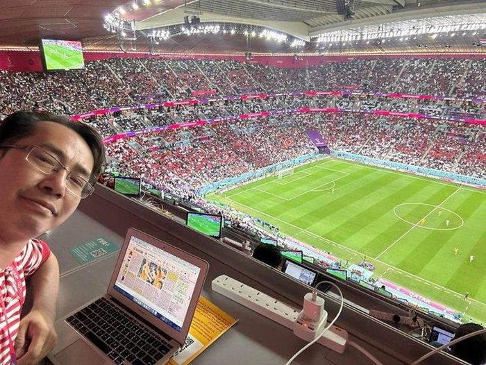 Tác giả trên khán đài sân Al Bayt ở trận Hà Lan 2-0 Qatar
