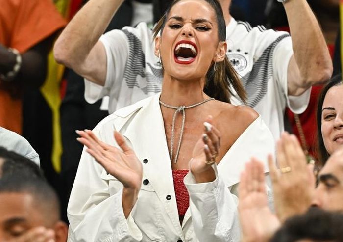Izabel Goulart- hôn thê của thủ môn Kevin Trapp tới sân cổ vũ tuyển Đức