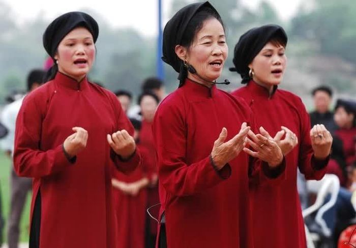 Các nghệ nhân Hát Xoan trình diễn những làn điệu cổ độc đáo và đặc sắc. Ảnh: Minh Đức - TTXVN