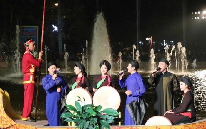 Biểu diễn Quan họ trên thuyền .Ảnh: Thái Hùng-TTXVN