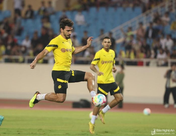 Mats Hummels sinh năm 1988, trưởng thành từ lò đào tạo trẻ Bayern Munich, sau đó gia nhập Borussia Dortmund thi đấu hai giai đoạn (2008 - 2016) và (2019 - nay), xen kẽ là 3 mùa khoác áo "hùm xám" Bayern Munich. Hummels giành tổng cộng 5 chức Vô địch Bundesliga, 3 Cúp quốc gia và 6 Siêu cúp Đức. Anh còn cùng đội tuyển Đức lên ngôi vô địch World Cup 2014 tại Brazil. Ảnh: Hải Hoàng
