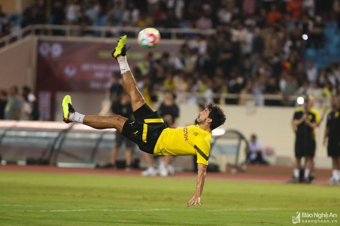 Trung vệ Mats Hummels là cái tên được chú ý nhiều nhất ở sân Mỹ Đình. Anh cùng Emre Can và Marco Reus là những cái tên được biết đến rộng rãi nhất đến Việt Nam lần này, trong khi đó những trụ cột của đội đang tham dự World Cup 2022 tại Qatar. Ảnh: Hải Hoàng