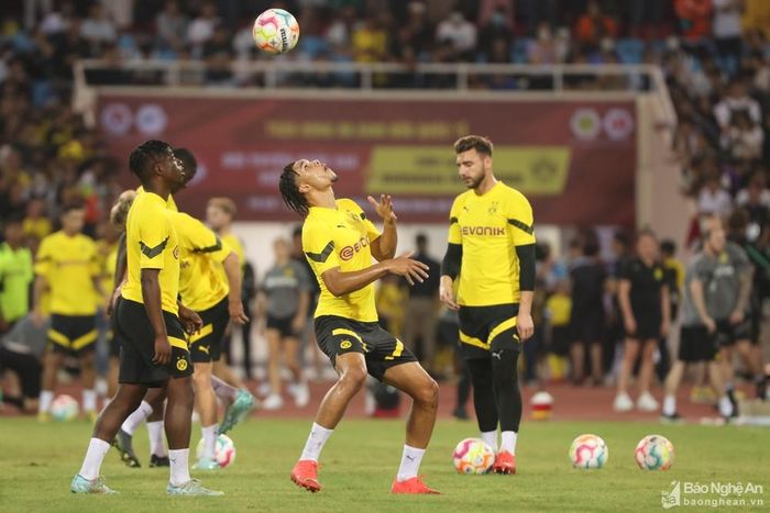 Trong phần lớn thời gian buổi tập, ngôi sao Marco Reus không xuất hiện trên sân. Đội trưởng của Dortmund gặp chấn thương mắt cá. Anh sẽ không thi đấu trong trận giao hữu với tuyển Việt Nam. Ảnh: Hải Hoàng