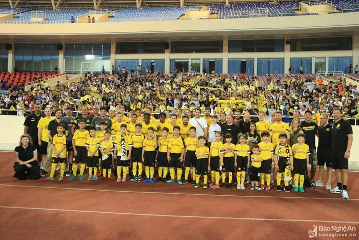 Trận đấu giao hữu giữa đội tuyển Việt Nam vs Dortmund diễn ra vào lúc 19h00 ngày 30/11 trên sân Mỹ Đình. Ảnh: Hải Hoàng