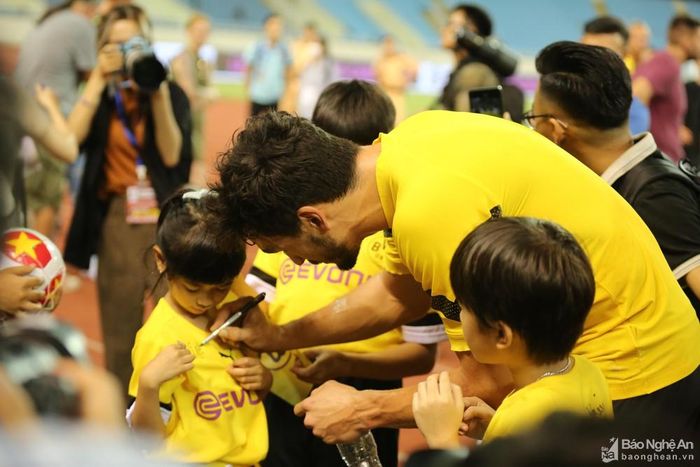  Mats Hummels dĩ nhiên là cầu thủ được săn đón nhất, anh thân thiện ký tặng cổ động viên và là cầu thủ vào phòng thay đồ muộn nhất. Ảnh: Hải Hoàng