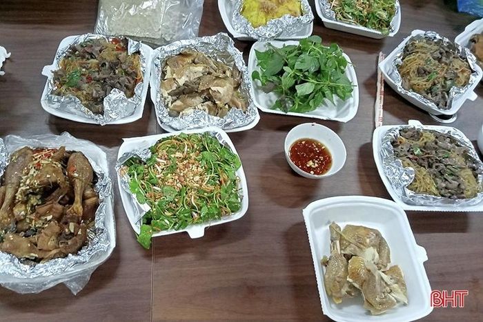 Các cửa hàng bán đồ ăn thường sử dụng hộp xốp dùng một lần khi khách hàng mua mang về do tính tiện lợi, giá thành rẻ.