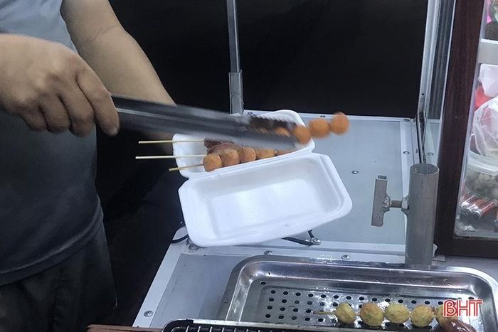 Do không bị cấm và giá rẻ nên các quán ăn thường xuyên sử dụng hộp xốp, cốc nhựa để đựng đồ ăn cho khách.