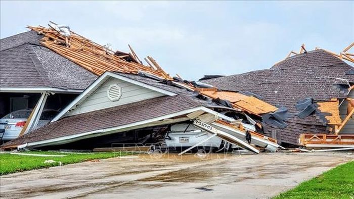 Nhà cửa bị hư hại sau bão và lốc xoáy tại thành phố Monroe, bang Louisiana, Mỹ. Ảnh tư liệu: Reuters/TTXVN