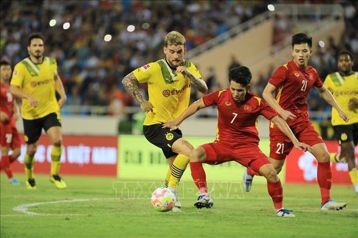 Pha tranh bóng của cầu thủ Hồng Duy (số 7, Việt Nam) với cầu thủ Borussia Dortmund.