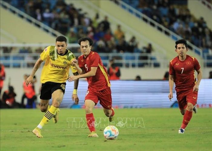 Pha tranh bóng của cầu thủ Văn Toàn (số 9, Việt Nam) với cầu thủ Borussia Dortmund.