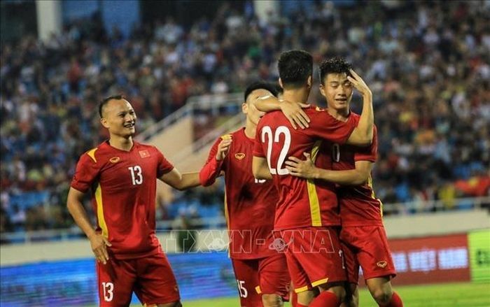 Các cầu thủ đội tuyển Việt Nam vui mừng khi tiền đạo Tiến Linh (22) ghi bàn gỡ hòa 1 - 1 ở phút 36.