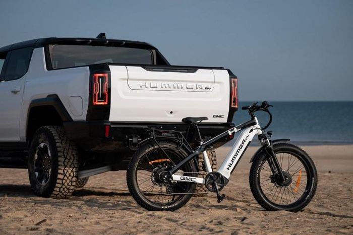 Chiếc xe đạp điện này sở hữu ba chế độ lái. Khi ở chế độ Cruise, Hummer EV Ebike là một chiếc xe đạp dẫn động cầu sau giúp tối ưu quãng đường nhờ khả năng vận hành tiết kiệm. Khi gặp phải địa hình có kết cấu lỏng lẻo, bề mặt trơn trượt hoặc trên tuyết, người lái có thể chuyển sang chế độ Traction để chuyển cách vận hành của chiếc xe đạp điện này sang dẫn động cầu trước.