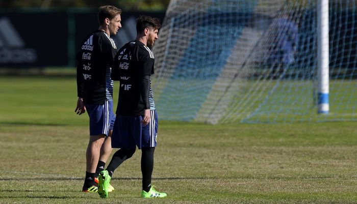  Tại World Cup 2018 ở Nga, Messi gắn liền với đôi Nemeziz 18.1 màu xanh lá cây tươi sáng. Điểm đặc biệt của thiết kế này là tên con trai Thiago của anh được khắc trên đó. Tuy nhiên, đôi giày này được nhiều người nhận xét không mang lại nhiều may mắn cho anh khi Argentina sớm bị loại. Ảnh: Soccerbible. 