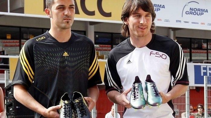  Adizero F50 cũng gắn bó với anh tại World Cup 2010. Theo Goal, anh đã gắn bó với mẫu giày này trong nhiều năm. Những đôi phiên bản đặc biệt “đồng hành” cùng anh qua những sự kiện lớn. Năm 2012 được xem là một năm bội thu của anh khi đánh dấu kỷ lục 91 bàn thắng, 3 lần giành Quả bóng vàng và cậu con trai Thiago chào đời. Ảnh: Scoopix. 