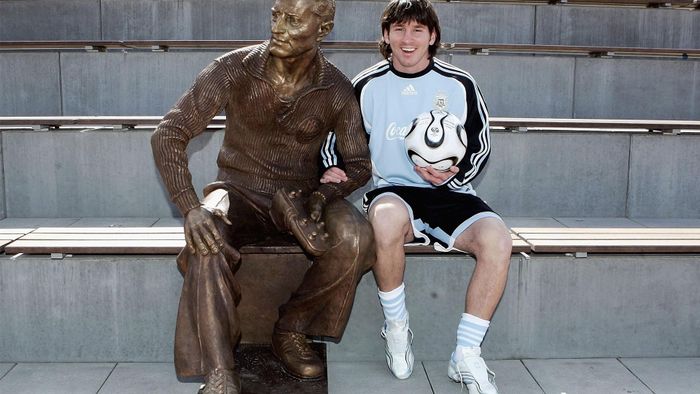  Không giống như mẫu giày World Cup năm 2022, thiết kế 16 năm trước được Messi mang chỉ có màu trắng - xanh. Đôi giày này được khắc tên Diego Maradona như một lời tri ân. Ảnh: Goal. 