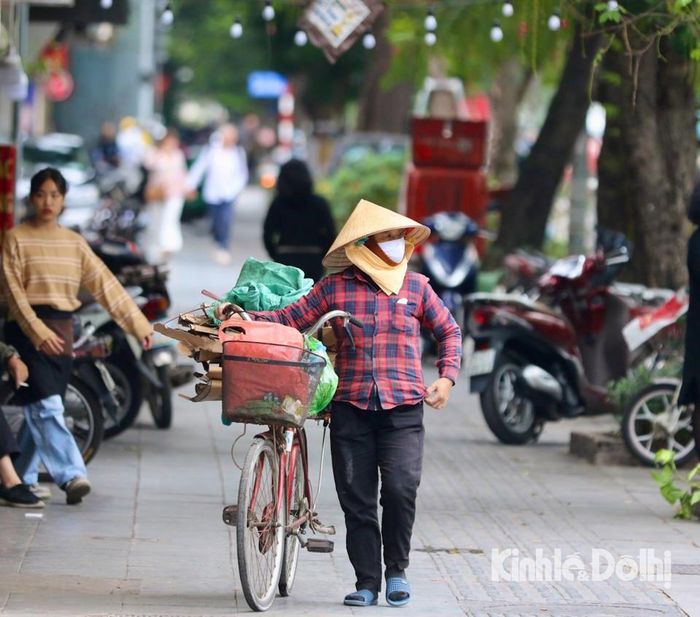 Nhiều người lao động mặc nhiều lớp áo để giữ ấm cơ thể khi đi ngoài đường.