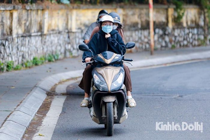 Do thay đổi thời tiết bất ngờ và không chuẩn bị kĩ càng, nhiều người đi xe máy co ro khi đi qua những khu vực gió to.