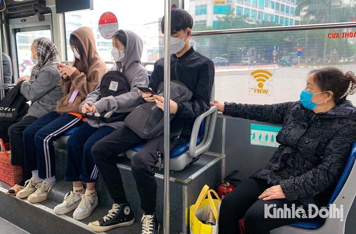 Với thời tiết lạnh việc đi xe buýt là phương án tốt nhất cho các bạn sinh viên cũng như người cao tuổi.