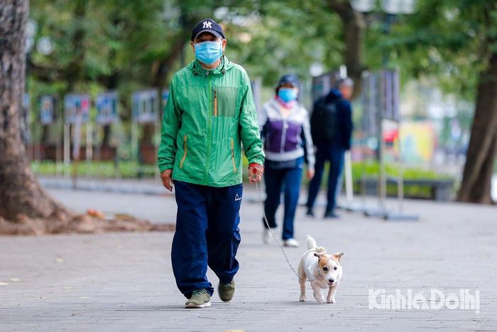 Tại khu vực bờ hồ Hoàn Kiếm, dù đi tập thể dục, thế nhưng người dân vẫn mặc áo khoác để chống lạnh.
