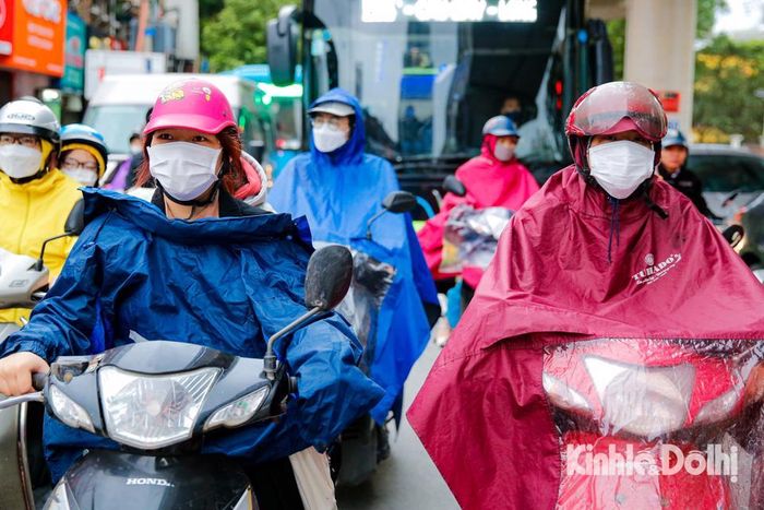 Những chiếc áo mưa cũng là phương án để người dân tránh cái rét buốt của đợt không khí lạnh tăng cường này.