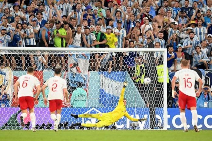 Szczesny xuất sắc cản cú sút của Messi