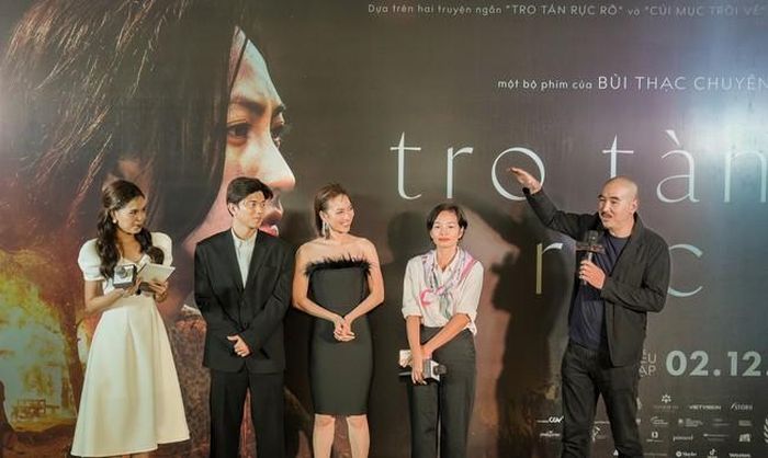 Từ phải qua là đạo diễn Bùi Thạc Chuyên, NSX Trần Thị Bích Ngọc, diễn viên Phương Anh Đào, Lê Công Hoàng