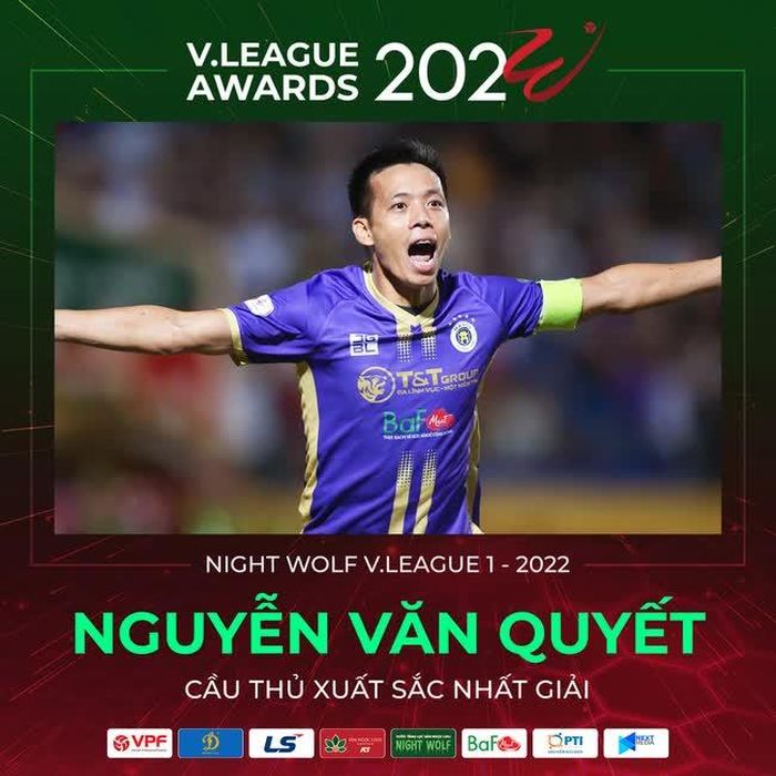 Văn Quyết nhận giải thưởng Cầu thủ xuất sắc nhất giải (Ảnh: V.League)
