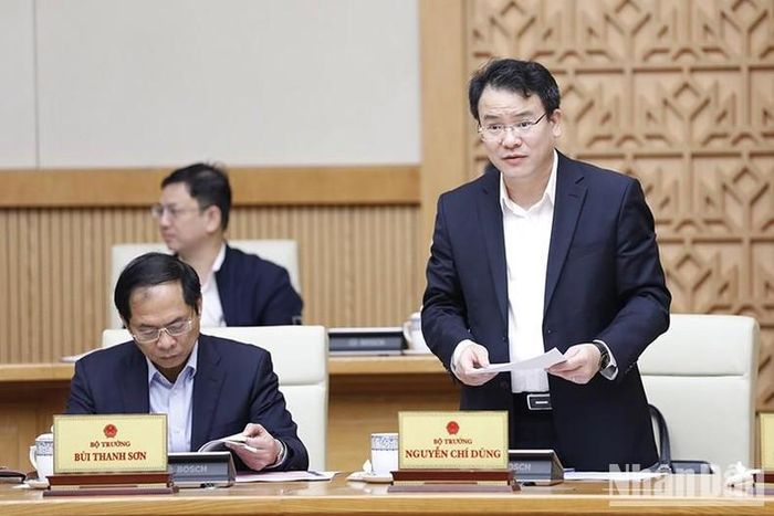 Thứ trưởng Bộ Kế hoạch và Đầu tư Trần Quốc Phương báo cáo tóm tắt tình hình kinh tế-xã hội tháng 11 và 11 tháng năm 2022 tại phiên họp. 