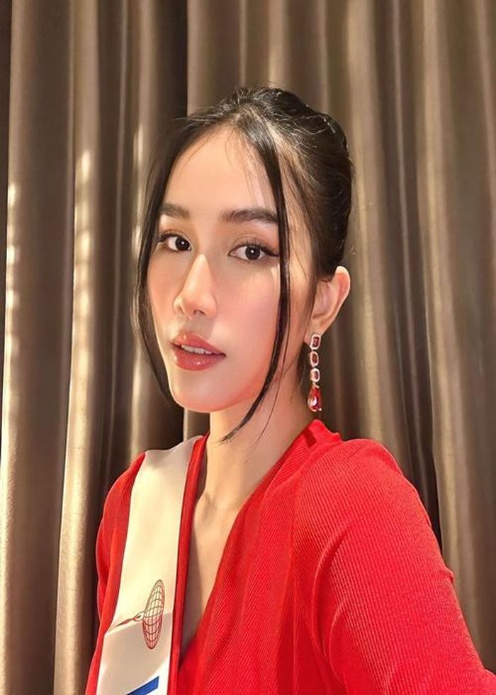 Đại diện Việt Nam búi tóc cao, trang điểm theo phong cách ngọt ngào. Ảnh: FBNV