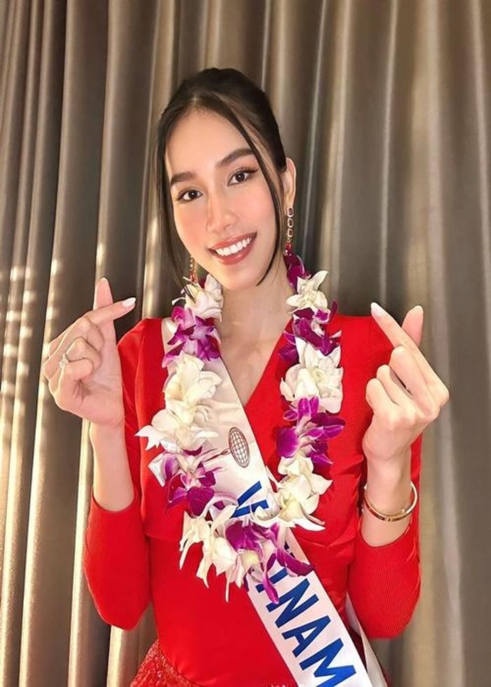 Trong buổi gặp gỡ đầu tiên với các đại diện nước khác, Phương Anh diện bộ đầm đỏ. Ảnh: FBNV