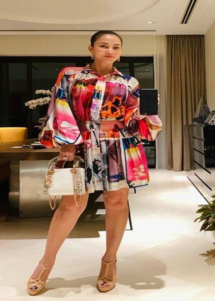 Nữ ca sĩ ăn mặc sang trọng mỗi khi ra ngoài.