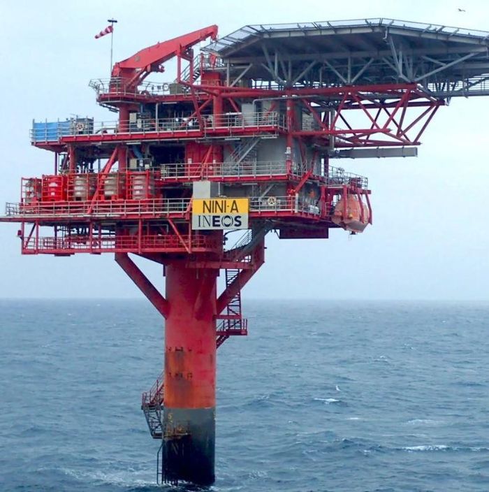 Giàn khoan dầu Nini 2 ở Biển Bắc hiện đang chạy ngược lại, bơm CO2 xuống một bể chứa dầu gần như đã cạn kiệt bên dưới. Ảnh: Ineos