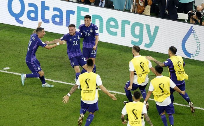 Các cầu thủ Argentina vỡ òa với bàn thắng mở tỉ số vào lưới Ba Lan