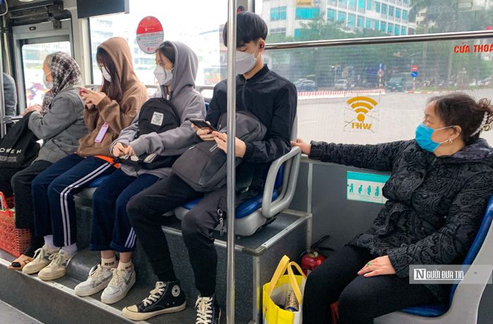 Để tránh rét, nhiều người lựa chọn các phương tiện công cộng để di chuyển.