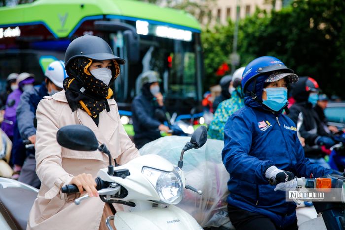 Theo đó, trên nhiều tuyến phố, người dân phải trang bị áo ấm, áo mưa… khi ra đường.