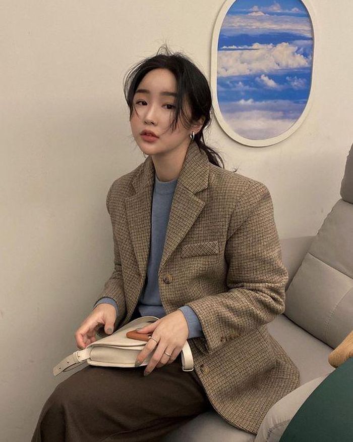 Bên cạnh kiểu blazer 1 lớp mỏng mặc vào mùa thu, mùa đông chị em có xu hướng tìm đến blazer chất dạ dày dặn, ấm áp. Item này thường có phom dáng cứng cáp, tạo nên vẻ ngoài thanh lịch, nữ tính cho người mặc. Bạn có thể phối blazer dạ với áo nỉ, áo giữ nhiệt... bên trong, hiệu quả giữ ấm tốt mà cơ thể trông vẫn thanh thoát, năng động