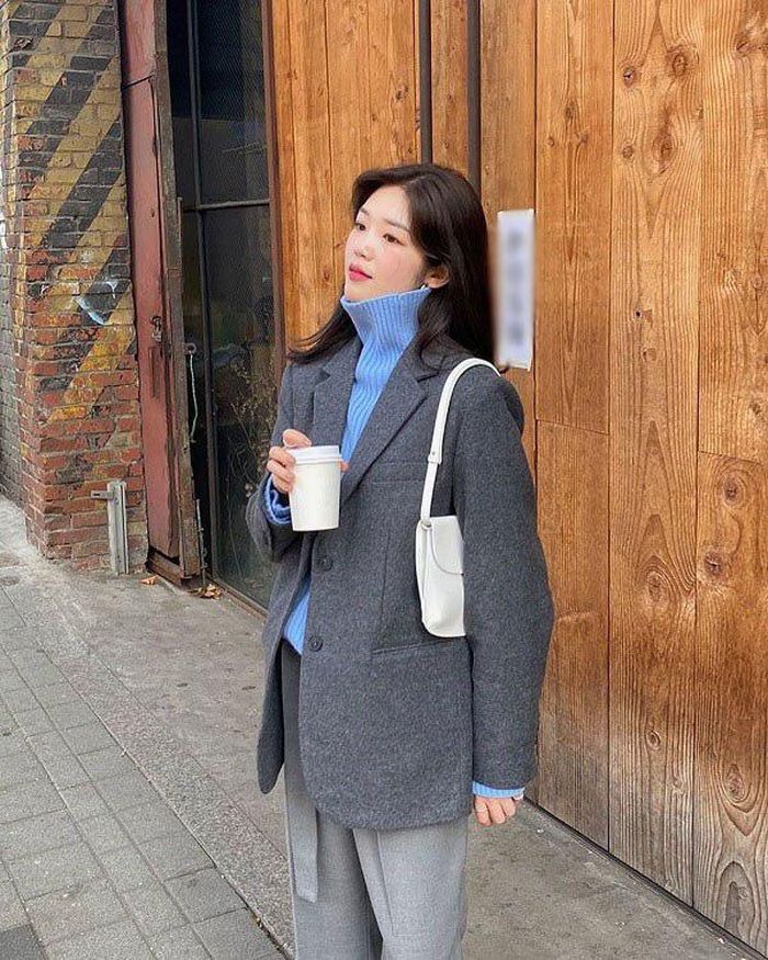 Những ngày trời chuyển lạnh đột ngột thì chất len vẫn luôn được ưu ái đặt lên hàng đầu. Nổi bật trong số đó là kiểu áo len cổ lọ với phần cổ cao 3 - 5 cm. Áo len cổ lộ có độ ôm sát vừa phải, không gây khó chịu mà vẫn đảm bảo mang lại độ ấm tuyệt vời. Item này khá dễ mix&match, chị em vẫn thường diện bên trong áo dạ dáng dài/áo blazer để vừa ấm áp lại vừa nữ tính dịu dàng.