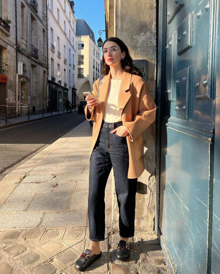 Bạn có thể diện vest cùng jeans ống đứng khi đi làm, đi dạo phố...